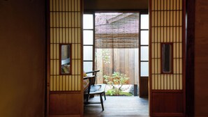 Een traditionele Japanse kamer met tatami vloerbedekking, een lage tafel en schuifdeuren.