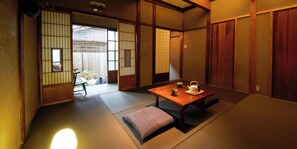 Escritorio, wifi gratis y ropa de cama 