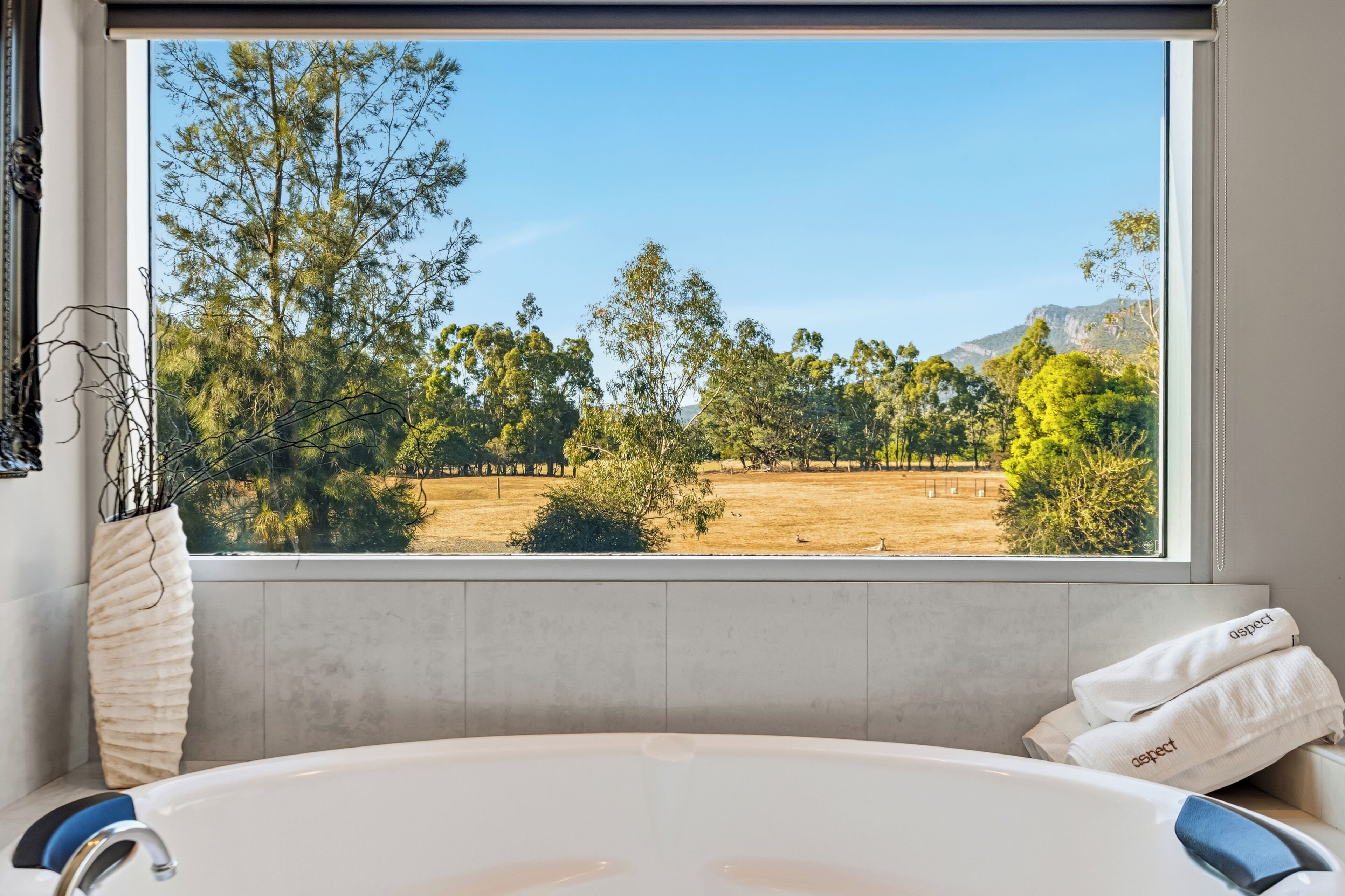 Luksus-alpehytte (Bushland Luxury Couples Retreat) | 1 soverom, sengetøy av topp kvalitet, skrivebord og strykejern/-brett