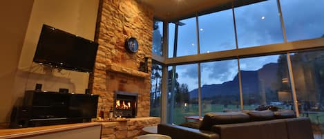 Luxury-Chalet (Bushland Luxury Couples Retreat) | Wohnbereich | Flachbildfernseher, Kamin, DVD-Player