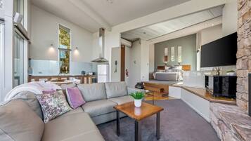 Luxury Chalet (Bushland Luxury Couples Retreat) | 1 bedroom, premium bedding, desk, iron/ironing board