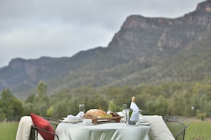 Outdoor dining - Bushland (Halls Gap)