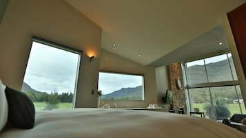 Luxury Chalet (Bushland Luxury Couples Retreat) | 1 bedroom, premium bedding, desk, iron/ironing board