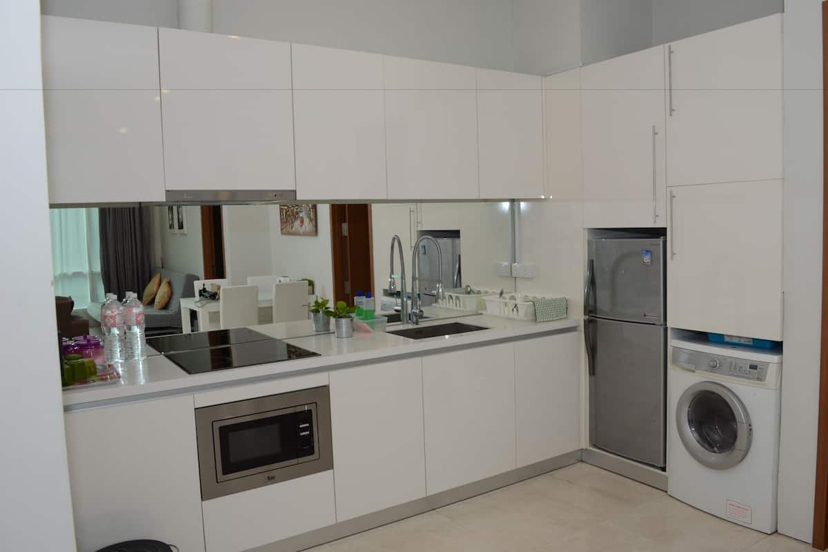 exclusive apartment, 2 bedrooms, 1 bathroom | private kitchen | full-sized fridge, microwave, stovetop, cookware/dishes/utensils