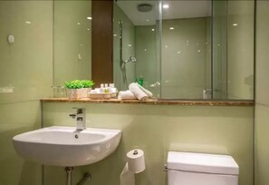 Shower, rainfall showerhead, free toiletries, hair dryer - Soho Suites KLCC LX Stay (Kuala Lumpur)