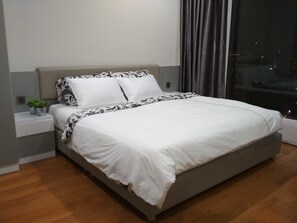 2 bedrooms, individually decorated, individually furnished, desk - Soho Suites KLCC LX Stay (Kuala Lumpur)