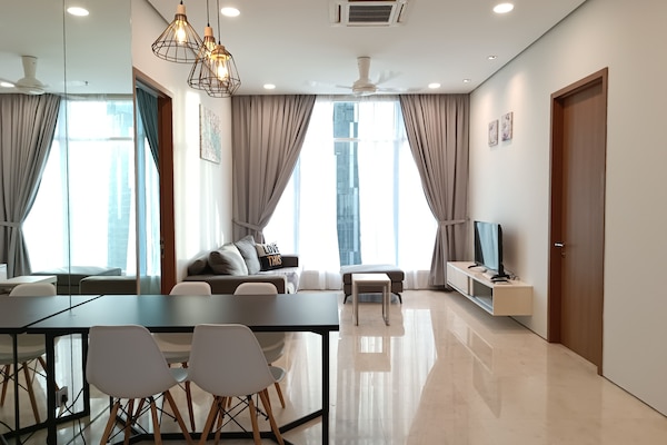 Appartement exclusif, 3 chambres | Aire de séjour | Téléviseur à écran plat de 40 po avec télévision par câble, téléviseur