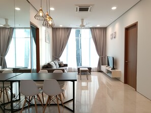 尊爵公寓, 3 間臥室 | 起居區 | 40-吋平面電視、有線頻道、電視