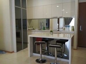 Refrigerador con congelador, microondas y parrilla de estufa 