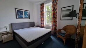 Unclassified image, 4 of 7, button