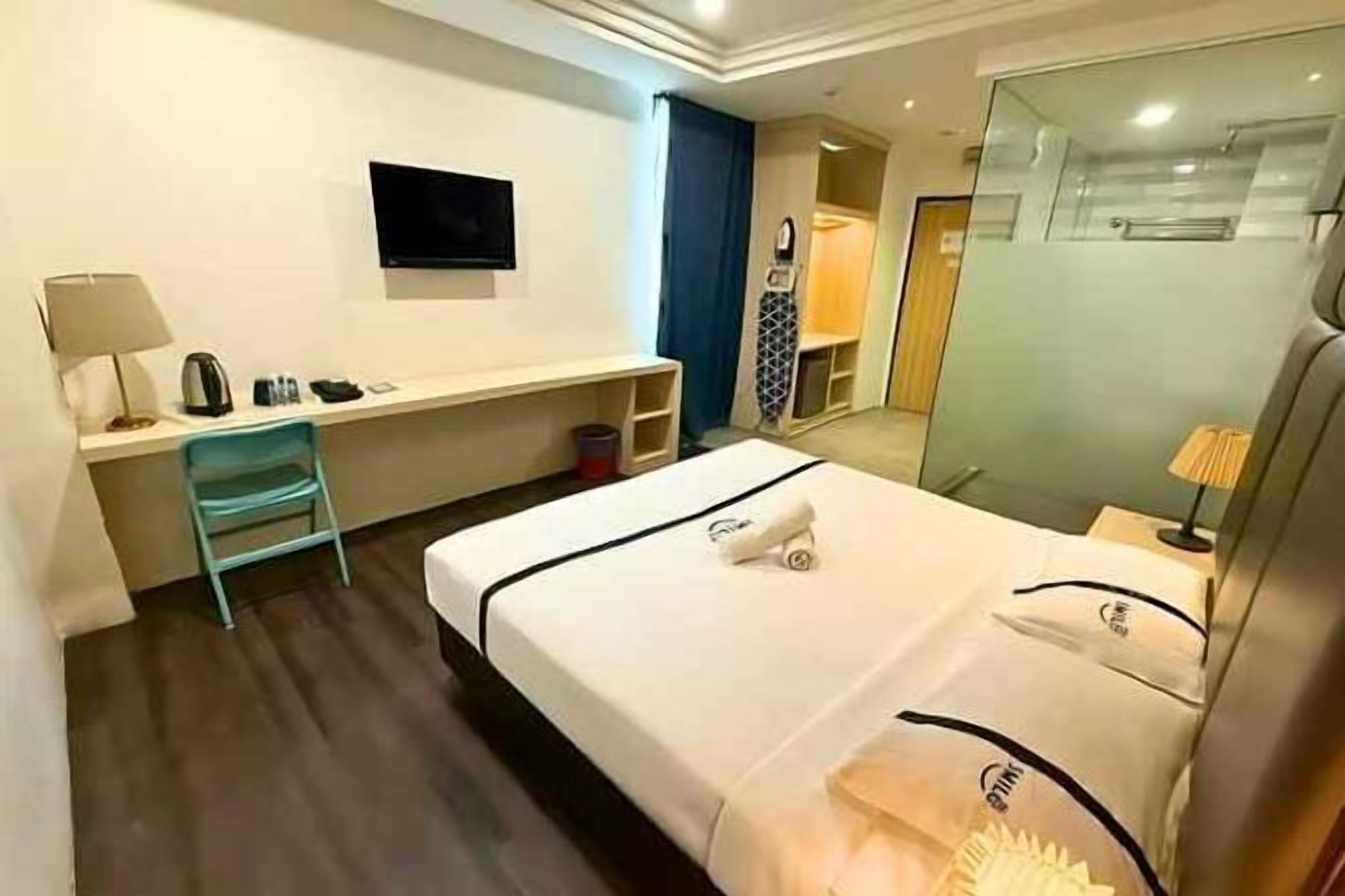 Escritorio, tabla de planchar con plancha y wifi gratis 