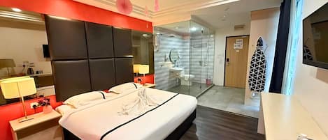 Romantic Room | Desk, iron/ironing board, free WiFi