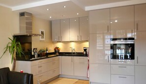 Fridge, microwave, oven, stovetop - Bodenschneid Suites Rottach-Egern - Bodenschneid Suites Wallbergblick (Rottach-Egern)