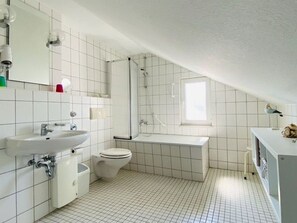 Sèche-cheveux, serviettes fournies