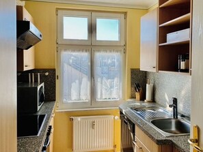 Kühlschrank, Mikrowelle, Ofen, Geschirrspüler