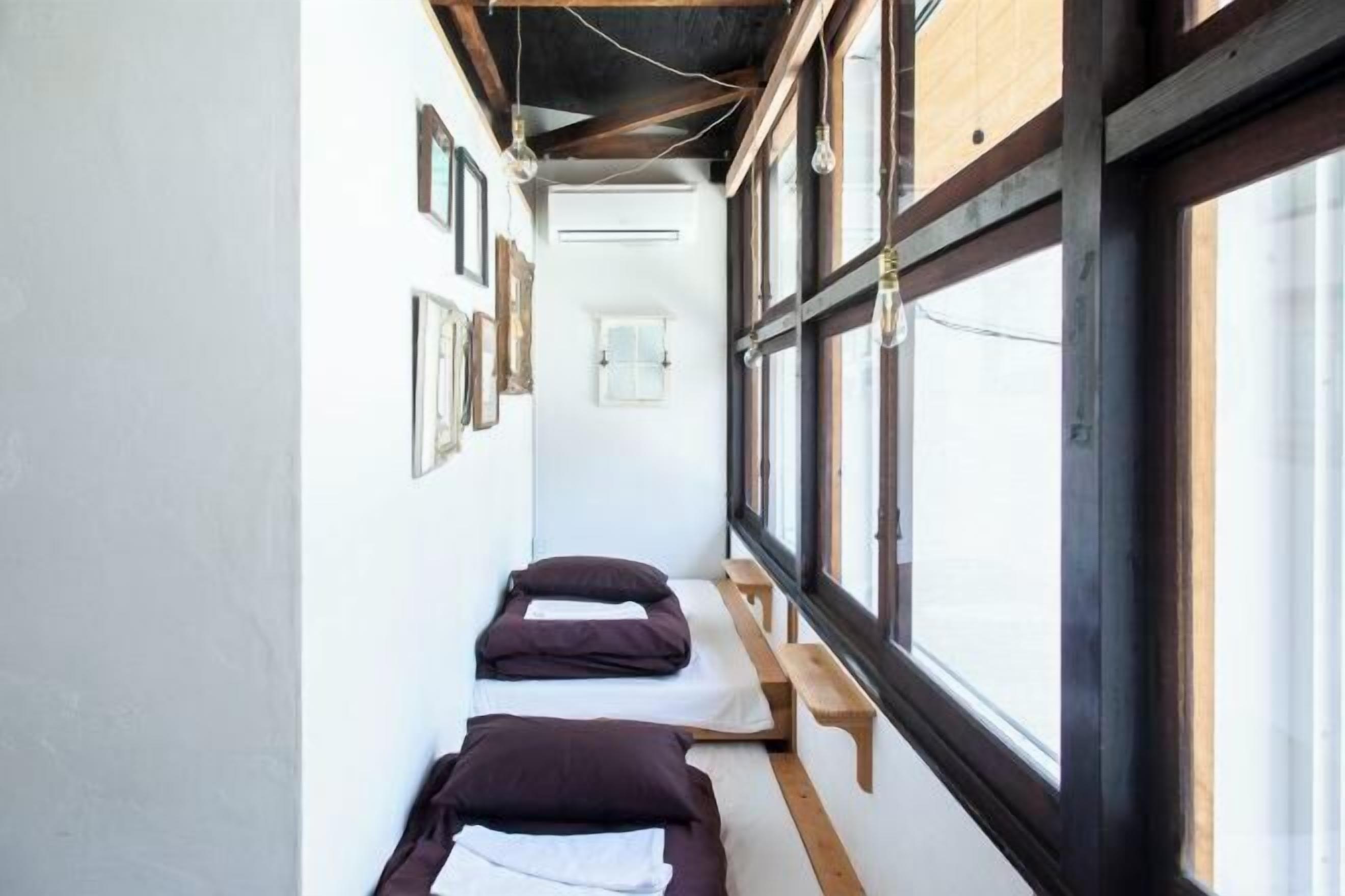 Untuvapeitot, tallelokero huoneessa, pimennysverhot, ilmainen Wi-Fi