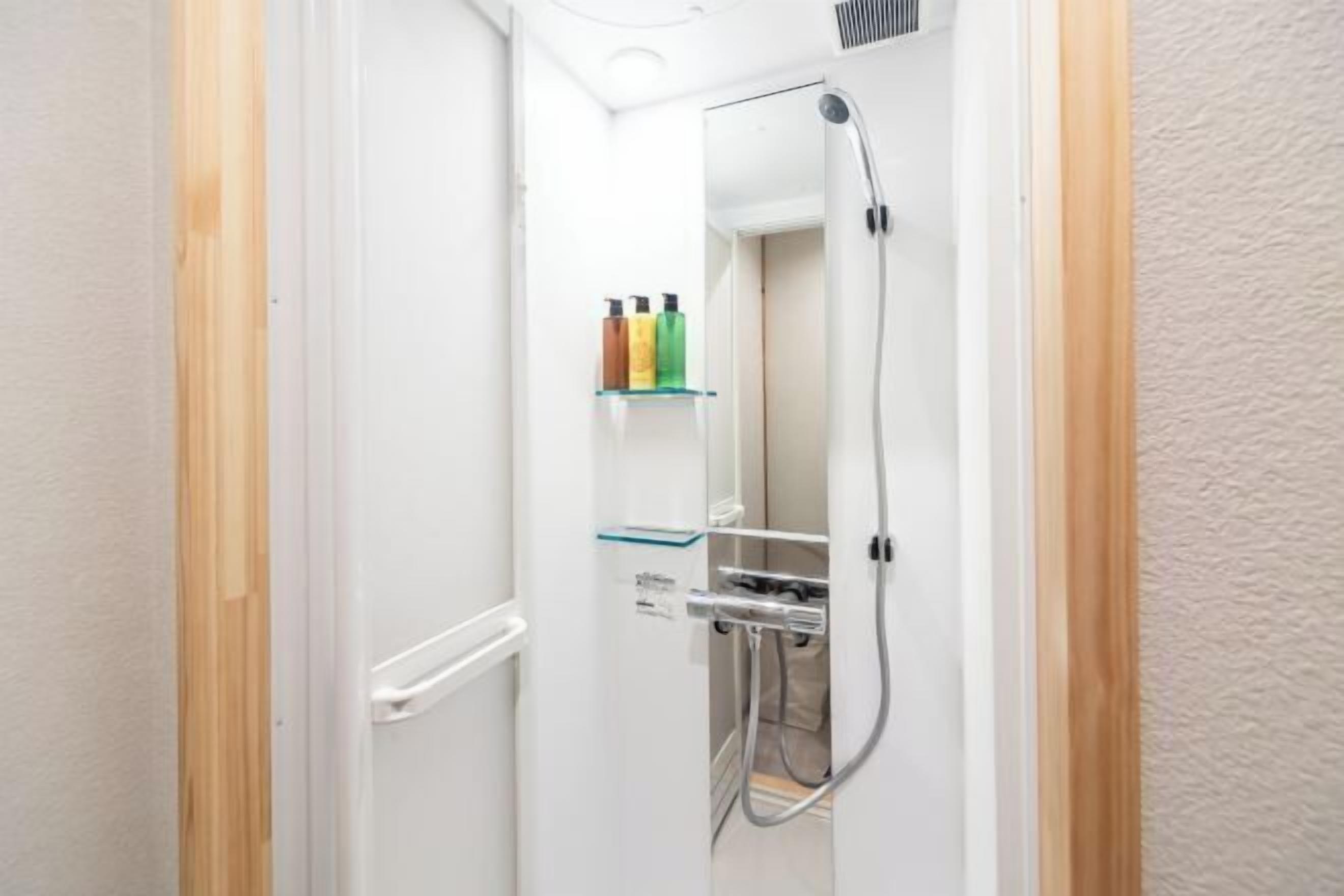 Suihku, ilmaiset hygieniatuotteet, hiustenkuivaaja, bidee