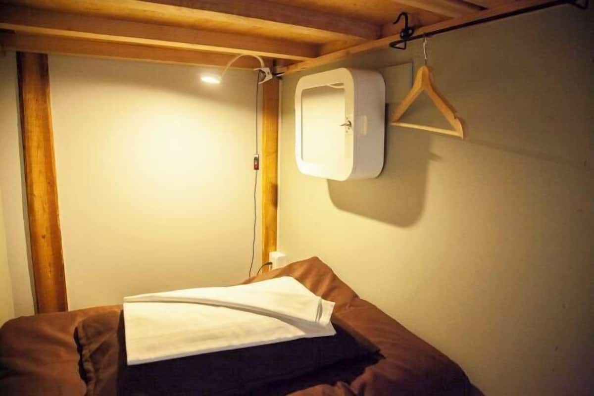 Down comforters, in-room safe, blackout drapes, free WiFi