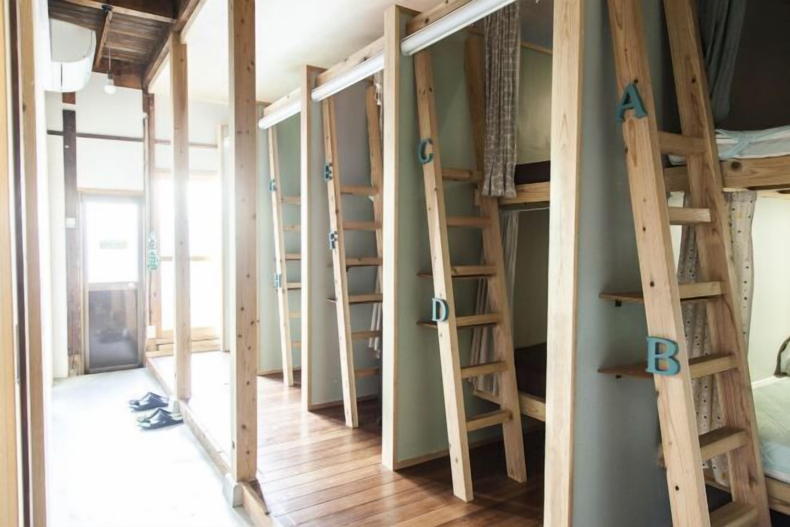 Untuvapeitot, tallelokero huoneessa, pimennysverhot, ilmainen Wi-Fi