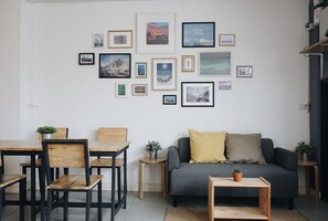 Lobby sitting area - Sleeping Well Chiangkhong - Hostel (Chiang Khong)
