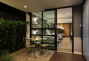 Mixed Dormitory | Terrace/patio - Sleeping Well Chiangkhong - Hostel (Chiang Khong)