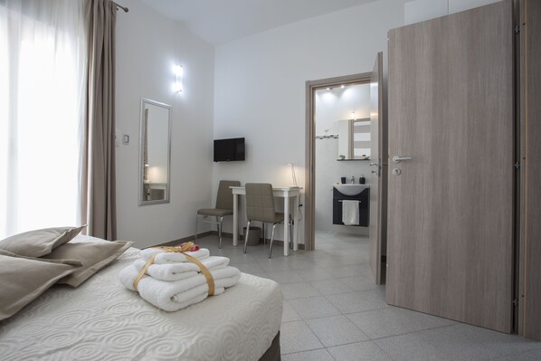 Chambre Double Standard, vue ville | Bureau, fer et planche à repasser, lits pliants/supplémentaires gratuits