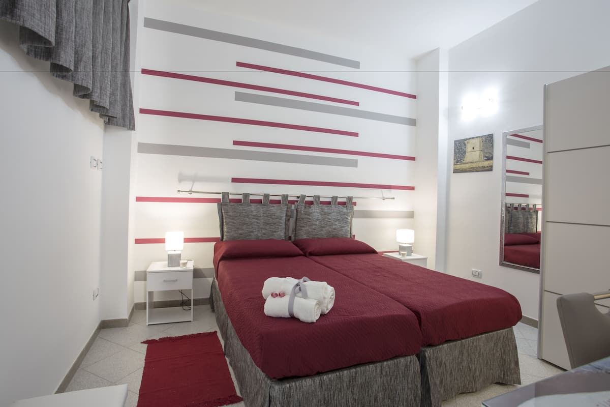 Basic-Zweibettzimmer | Schreibtisch, Bügeleisen/Bügelbrett, kostenlose Zustellbetten