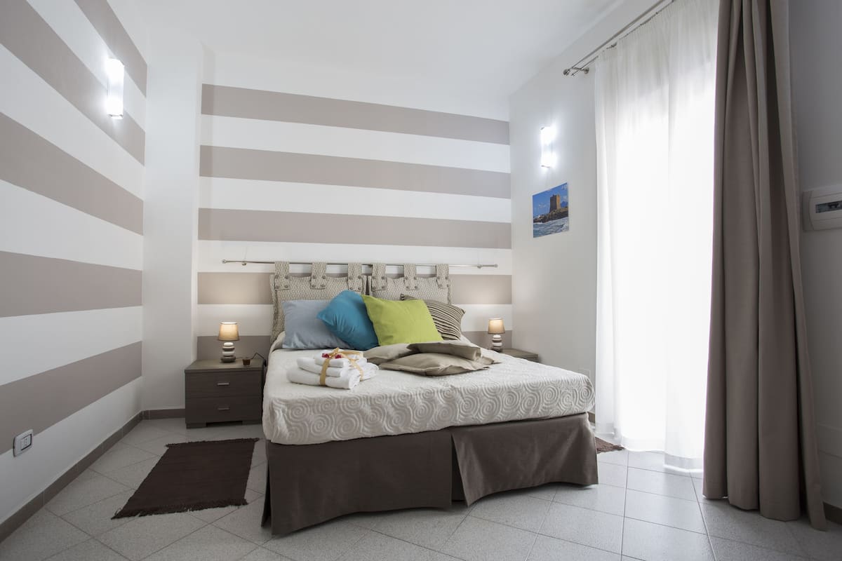 Standard-Doppelzimmer, Stadtblick | Schreibtisch, Bügeleisen/Bügelbrett, kostenlose Zustellbetten
