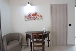 Comfort-Zimmer, Stadtblick | Wohnbereich | 32-Zoll-Flachbildfernseher mit Premium-TV-Sendern, Fernseher