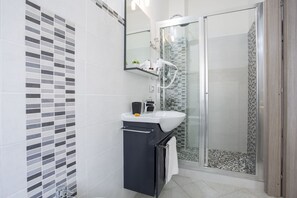 Standard-Doppelzimmer, Stadtblick | Badezimmer | Dusche, kostenlose Toilettenartikel, Haartrockner, Hausschuhe