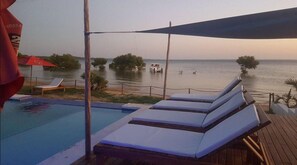 Una piscina al aire libre