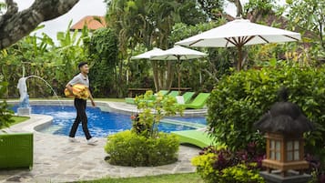 Bar junto a la piscina