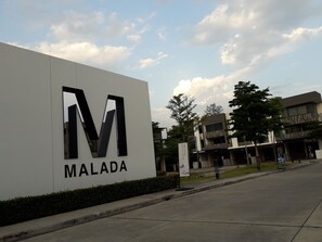 Outdoor pool - New Loft Modern Home (Hang Dong)