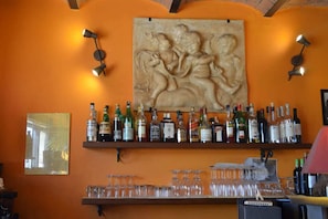 Bar (in der Unterkunft)