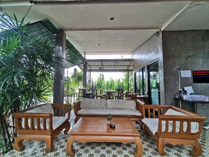 Lobby sitting area - Long Lake Resort (Si Racha)