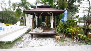 Breakfast, lunch, dinner served; Thai cuisine