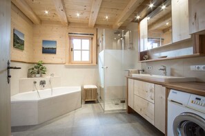 Shower, hair dryer, towels - Apartment 2 - Ground floor - Apartment Tegernsee, Family Schneider, Kreuth (Kreuth)