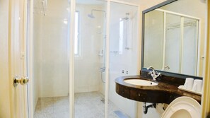 Shower, designer toiletries, hair dryer, slippers - Sunshine Sea View B&B (Hualien City)