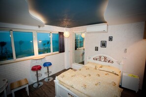 Blackout drapes, soundproofing, free WiFi, bed sheets - Sunshine Sea View B&B (Hualien City)