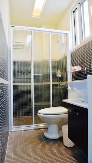 Shower, designer toiletries, hair dryer, slippers - Sunshine Sea View B&B (Hualien City)