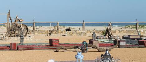 Plage, sable blanc, cabines gratuites, chaises longues