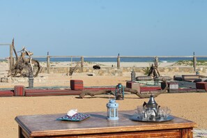 Plage, sable blanc, cabines gratuites, chaises longues