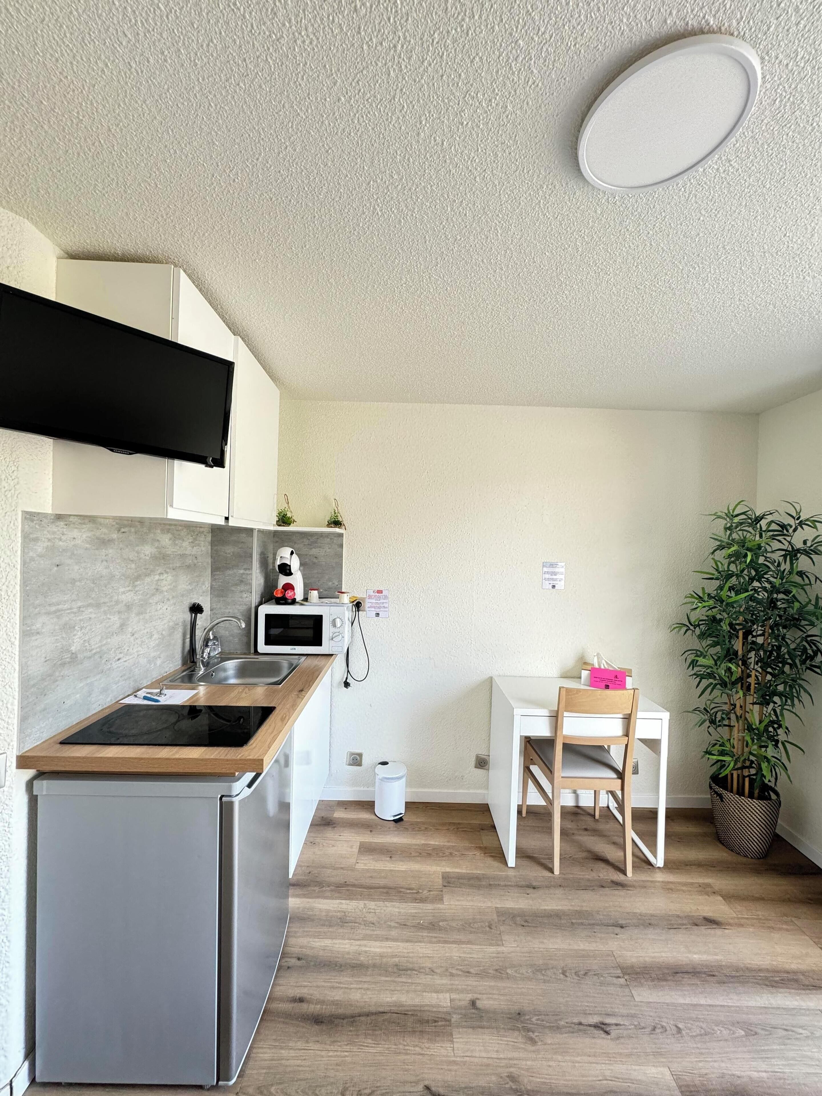 standard studio | living area | 50-inch flat-screen tv with digital channels, tv