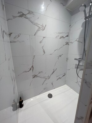 Superior Studio | Bathroom | Free toiletries, hair dryer, towels, soap - Couett' Hôtel Brest (Brest)