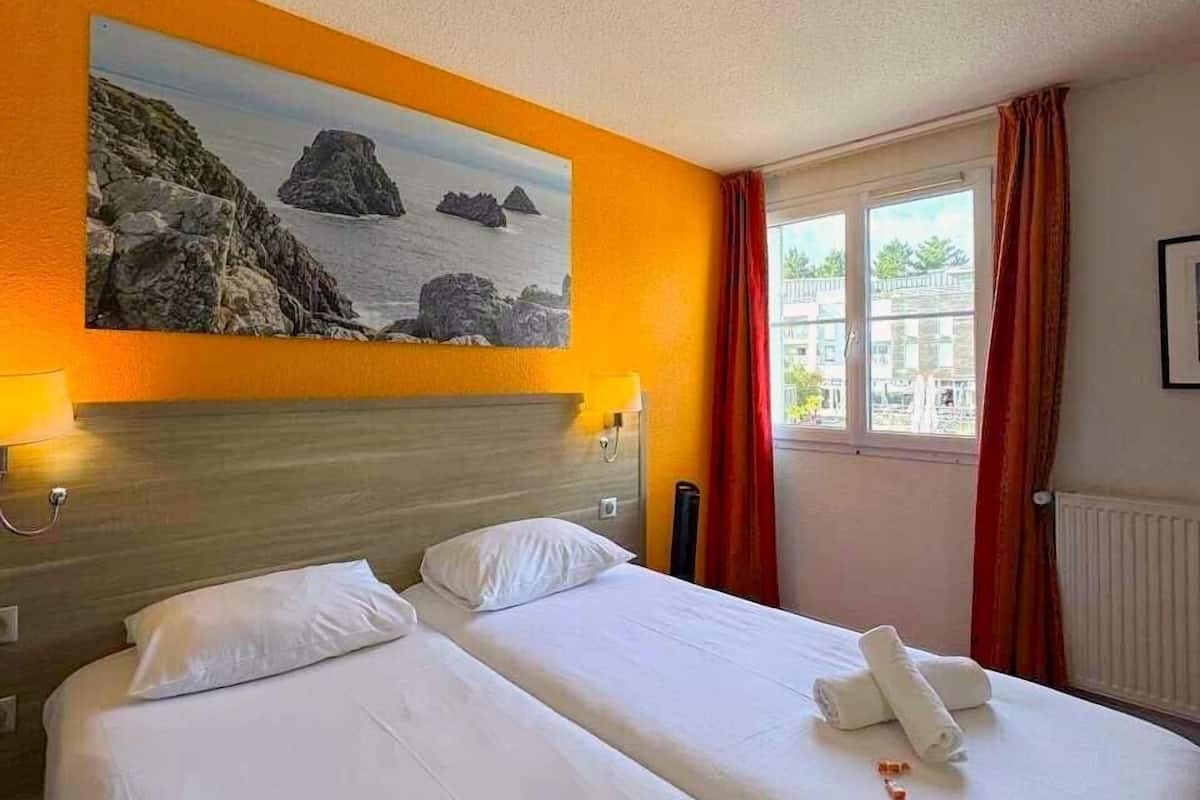 City Double or Twin Room, Partial Sea View, Beachside | Premium bedding, soundproofing, free WiFi, bed sheets