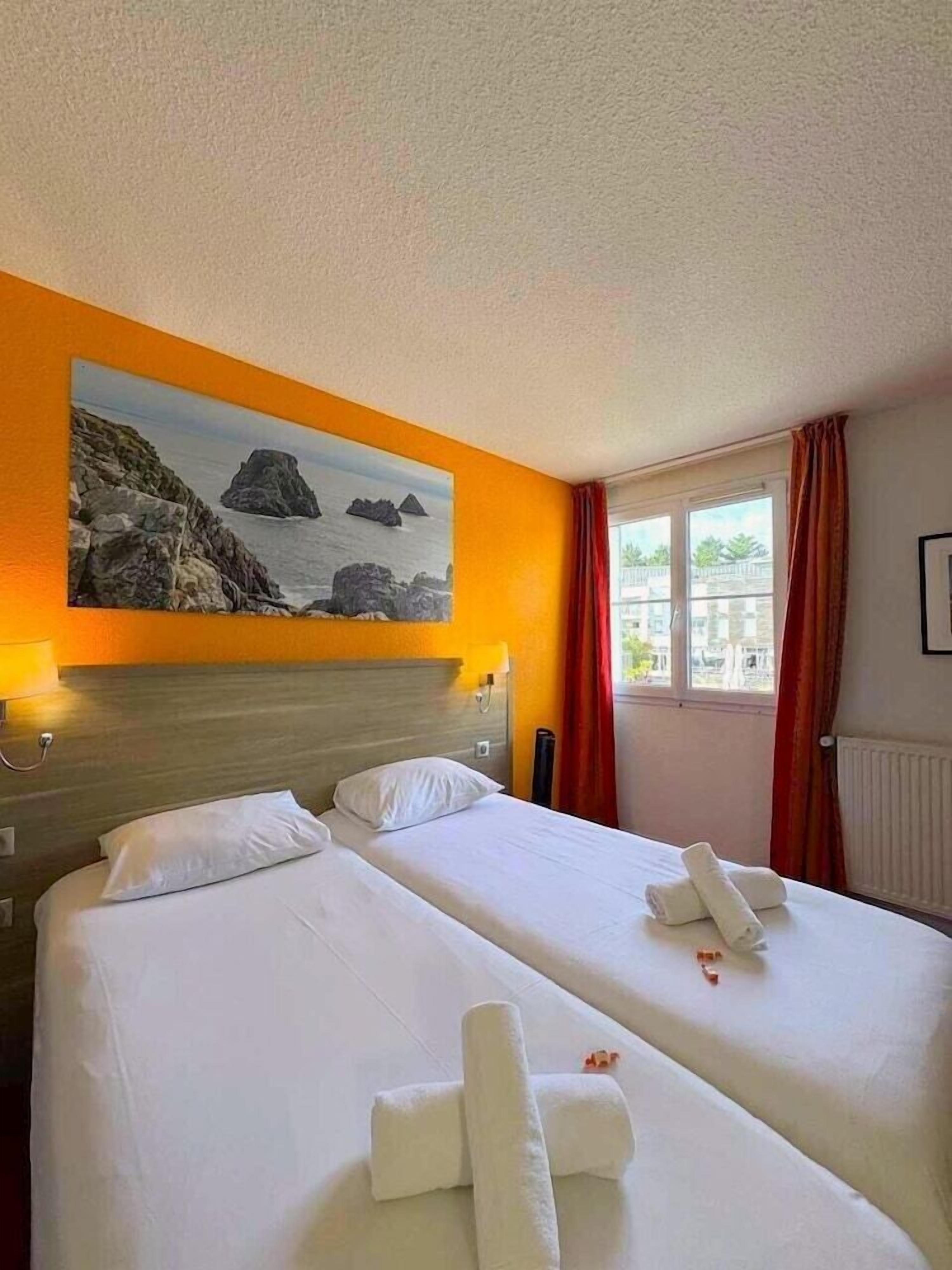 Premium bedding, iron/ironing board, free WiFi, bed sheets