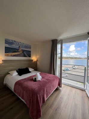 Habitación doble superior, vista al mar | Ropa de cama de alta calidad y tabla de planchar con plancha