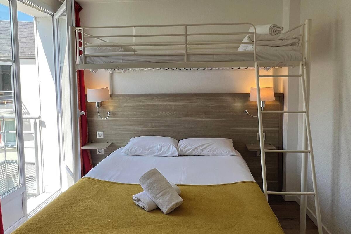 Chambre Triple - vue sur cour | Literie de qualité supérieure, chambres insonorisées, Wi-Fi gratuit