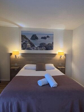 Quarto casal standard | Roupas de cama premium, quartos à prova de som, Wi-Fi de cortesia