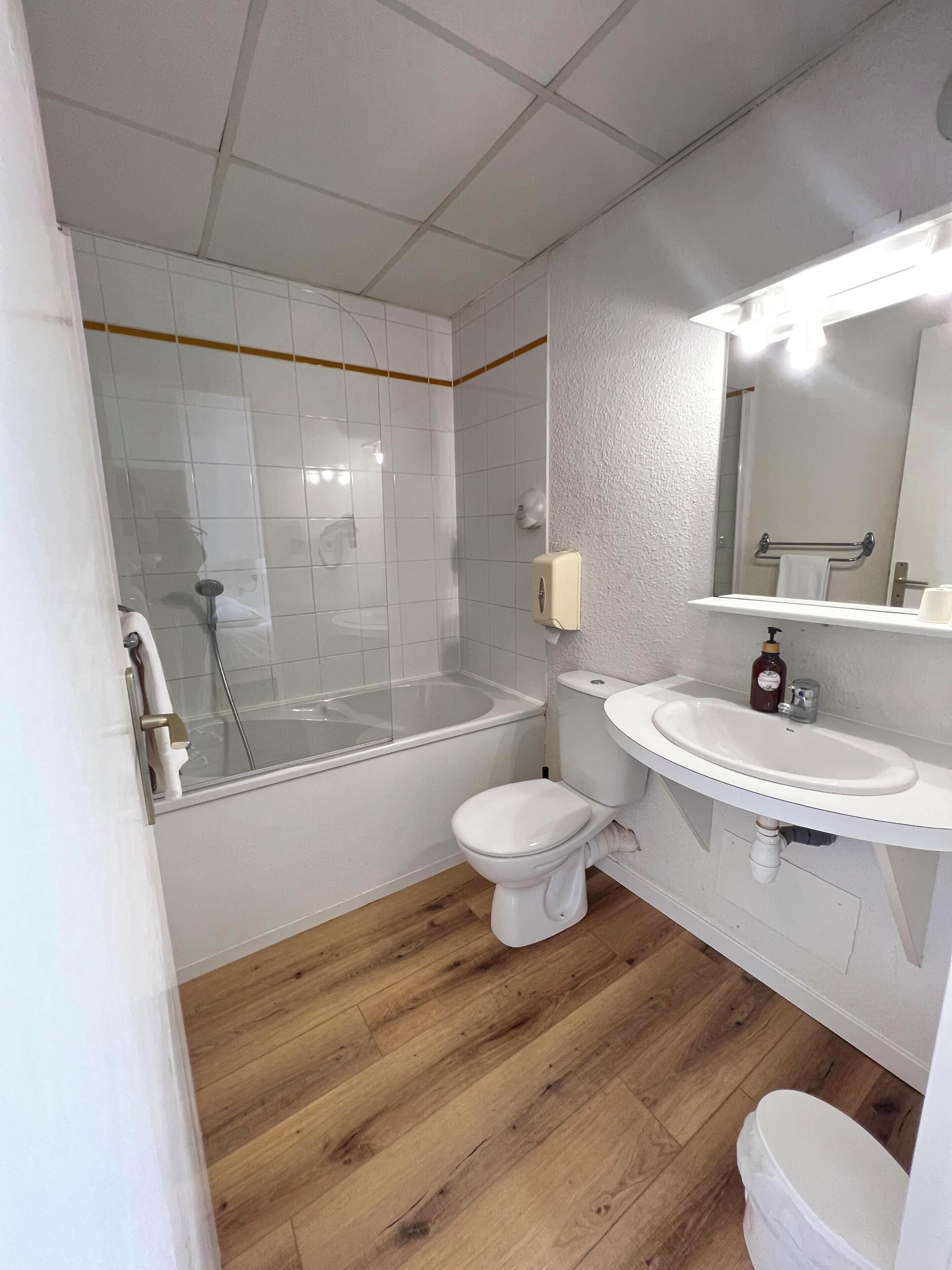 standard double room (small) | bathroom | free toiletries, hair dryer, towels, soap